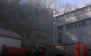 В Киеве загорелись офисы, пожар тушат 10 бригад: появилось фото