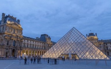Впечатляющее зрелище: знаменитая пирамида Лувра провалилась в "пропасть"
