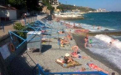 На пляже как будто конец апреля: появились новые фото из оккупированного Крыма