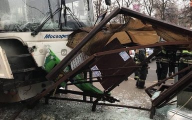 У Москві автобус влетів в зупинку, є жертви: опубліковано відео