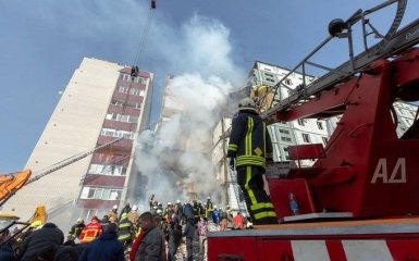 В Умані знов спалахнула пожежа на місці влучання російської ракети — відео