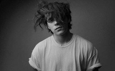 Сын Виктории Бекхэм попал в громкий скандал из-за фото с обнаженной матерью