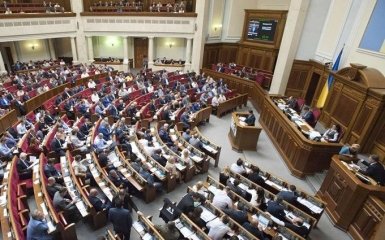 Рада отклонила законопроект о поправках в скандальный "закон Савченко"