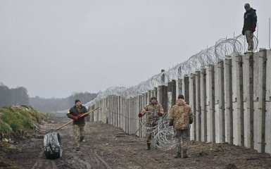Украина строит стену на границе с Беларусью — фото
