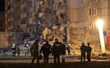 У Росії обвалився під'їзд житлового будинку, є жертви: з'явилися відео