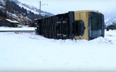 Из-за урагана Элеонор в Швейцарии сорвало поезд с рельс, видео