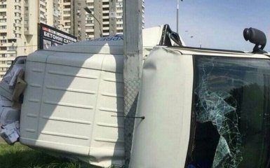 Масштабное ДТП в Киеве: авто сложилось вокруг столба, появились фото