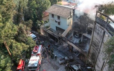 В Бразилии самолет рухнул на жилые дома, есть погибшие: опубликовано фото