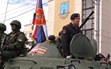 Моторола, портрети Путіна і мертвих бойовиків: з'явилися нові фото параду в Донецьку