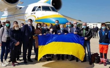 Як українських медиків зустріли в Італії - видовищне відео