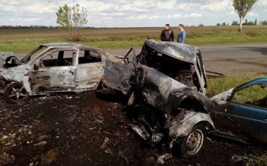 На Донбасі сталася ДТП: троє загиблих, два автомобіля згоріло