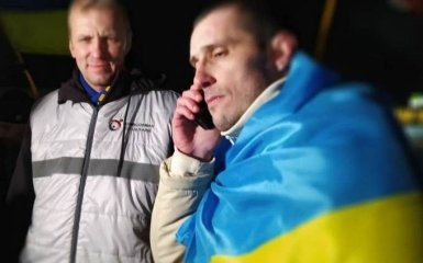 В Україну повернувся військовослужбовець Олександр Шумков. Понад три роки він був в'язнем Кремля