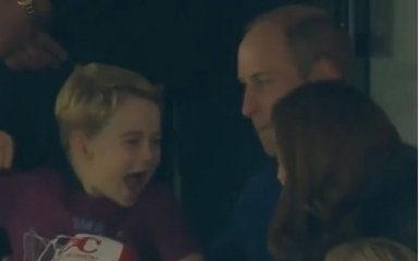 Невозможно не улыбнуться: принц Джордж стал звездой футбольного матча