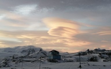 Українські полярники показали рожеве "НЛО" над Антарктидою — фото