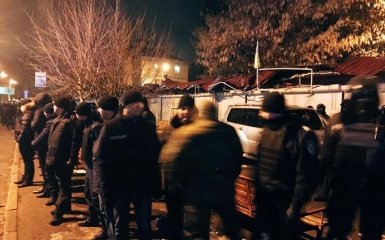 У центрі Києва розгромили кіоски, відбулися сутички: з'явилися фото, відео та подробиці