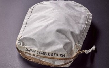 В Нью-Йорке на аукционе продадут сумку с лунным грунтом