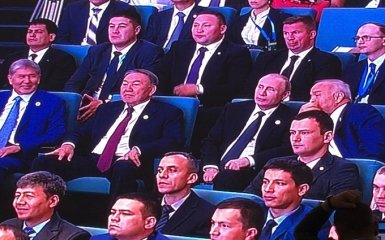 Путін з дивною посмішкою спостерігав концерт східних пісень: опубліковано фото