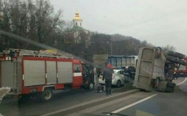 В Киеве произошла масштабная авария, есть погибший: опубликованы фото