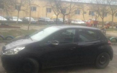 Во Львове женщина сбила полицейского и полкилометра протянула его на капоте: появилось видео