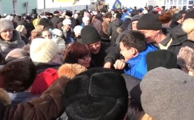 В России подрались из-за бесплатных ручек и кепок: опубликовано видео