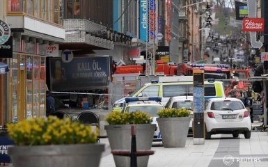 Теракт в Стокгольме: грузовик, который врезался в толпу, угнали у водителя, появилось новое видео