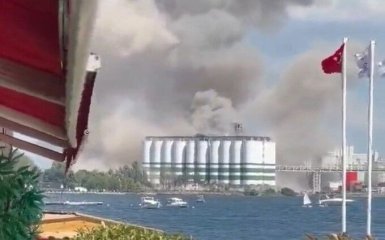 В турецком порту произошел мощный взрыв. Горят контейнеры с зерном — видео