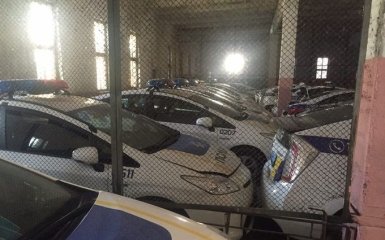 В сети показали фото "кладбища" полицейских машин в Киеве