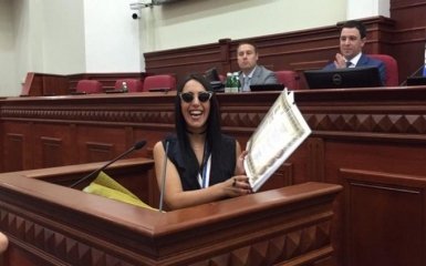 Джамала в очках вызвала бурную реакцию соцсетей