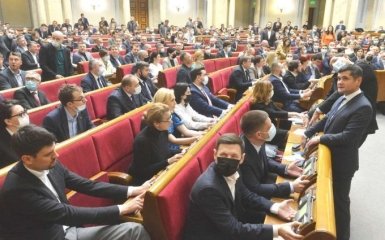 Рада проголосувала за виплату 8 тис ФОПам та найманим працівникам