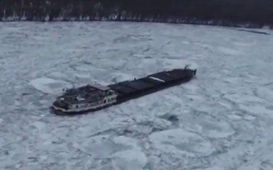 На Дунаї корабель вмерзнув в річку: з'явилося ефектне відео