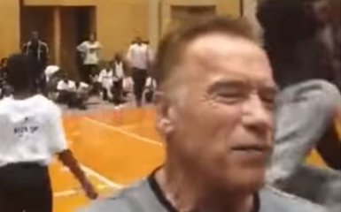 На Арнольда Шварценеггера напали в Южной Африке (видео)