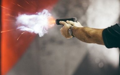 В Киеве прямо на улице открыли стрельбу, есть раненые