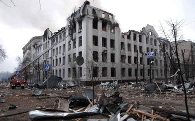 Російські загарбники спускають на Харків снаряди на парашутах