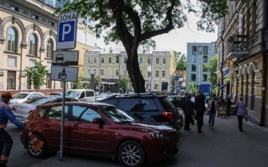 В Украине запретят обустройство автостоянок на тротуарах
