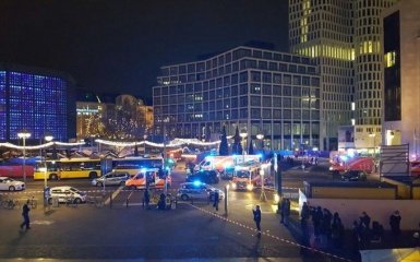 У Берліні вантажівка протаранила людей на різдвяному ринку: з'явилися фото і відео