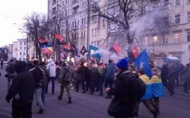 В Киеве проходит факельное шествие в честь героев Крут: появились фото и видео