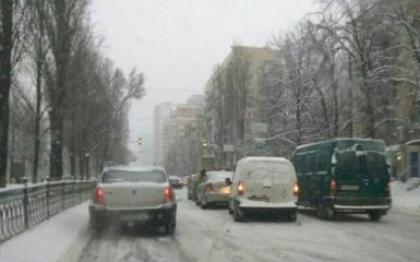 В центре заснеженного Киева произошло ДТП с тремя авто: появились фото