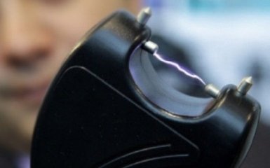 В Киеве двое мужчин напали на женщину с шокером