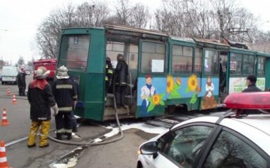 На Сумщине на ходу загорелся трамвай с пассажирами: появились фото и видео