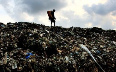 На Шри-Ланке гора мусора накрыла десятки жилых домов, есть погибшие: появилось видео