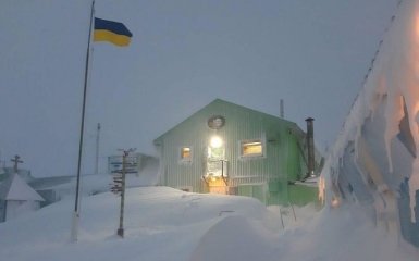 Станцию Академик Вернадский замело снегом под конец антарктической весны — сказочные кадры