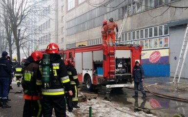 Во Львове пылает завод: появились фото с места событий