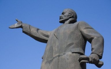 Київ позбувся ще одного пам'ятника Леніну: опубліковано відео