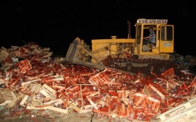 В России украинскую клубнику раздавили тракторами: опубликованы фото