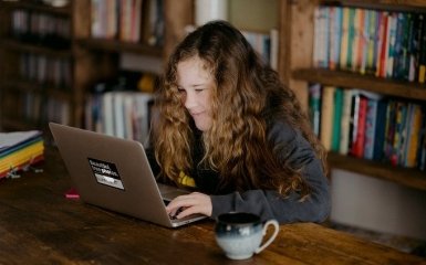 Безкоштовно навчають англійської та готують шоколад. Як освітні волонтери з усього світу підтримують українських дітей