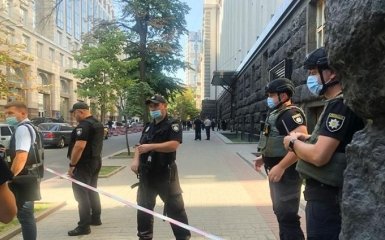 Чоловік з "гранатою" увірвався у Кабмін — після переговорів його знешкодила поліція