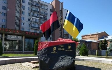 В Черкассах надругались над памятником Бандере и Шухевичу: появилось фото