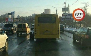 В Киеве колесо у маршрутки отвалилось прямо на ходу: опубликованы фото