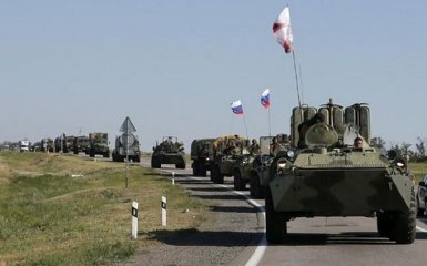 Росія зігнала колону військової техніки до кордону України: опубліковано відео