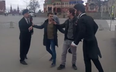 Под стенами Кремля Пушкин подрался с Лениным: опубликовано забавное видео